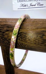 VINTAGE BANGLE BRACELET Cloisonné Tan w/ Pink & Reddish Flowers 1/5″ Wide 8″