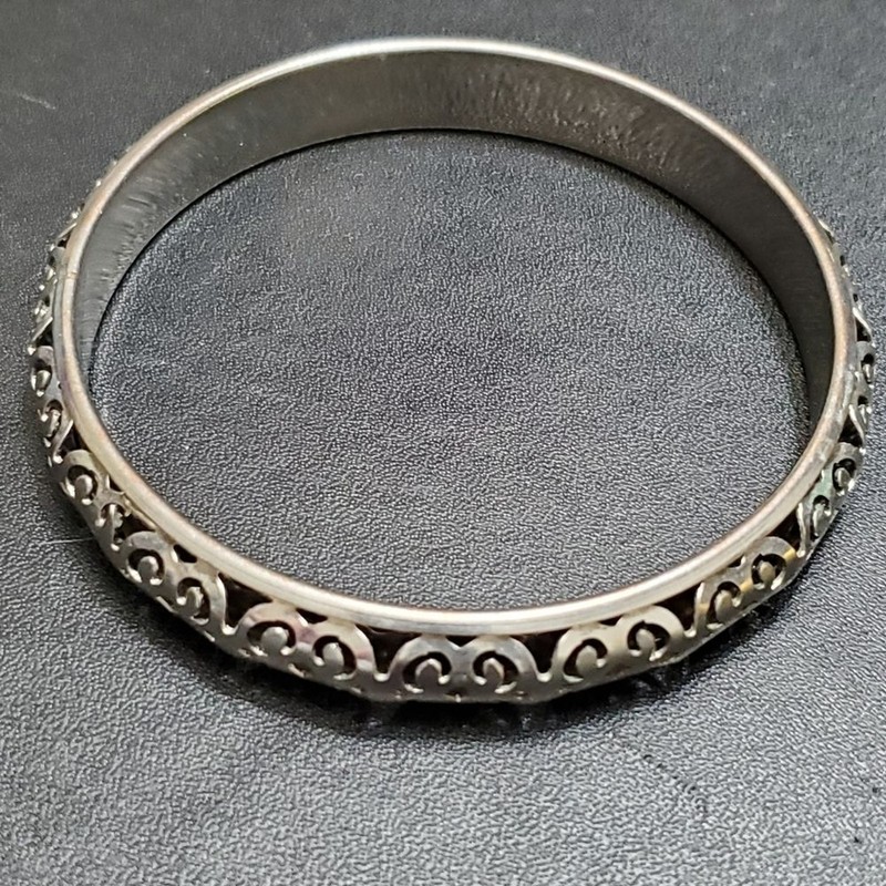 Silver tone filigree bangle bracelet Approx 8" gallery