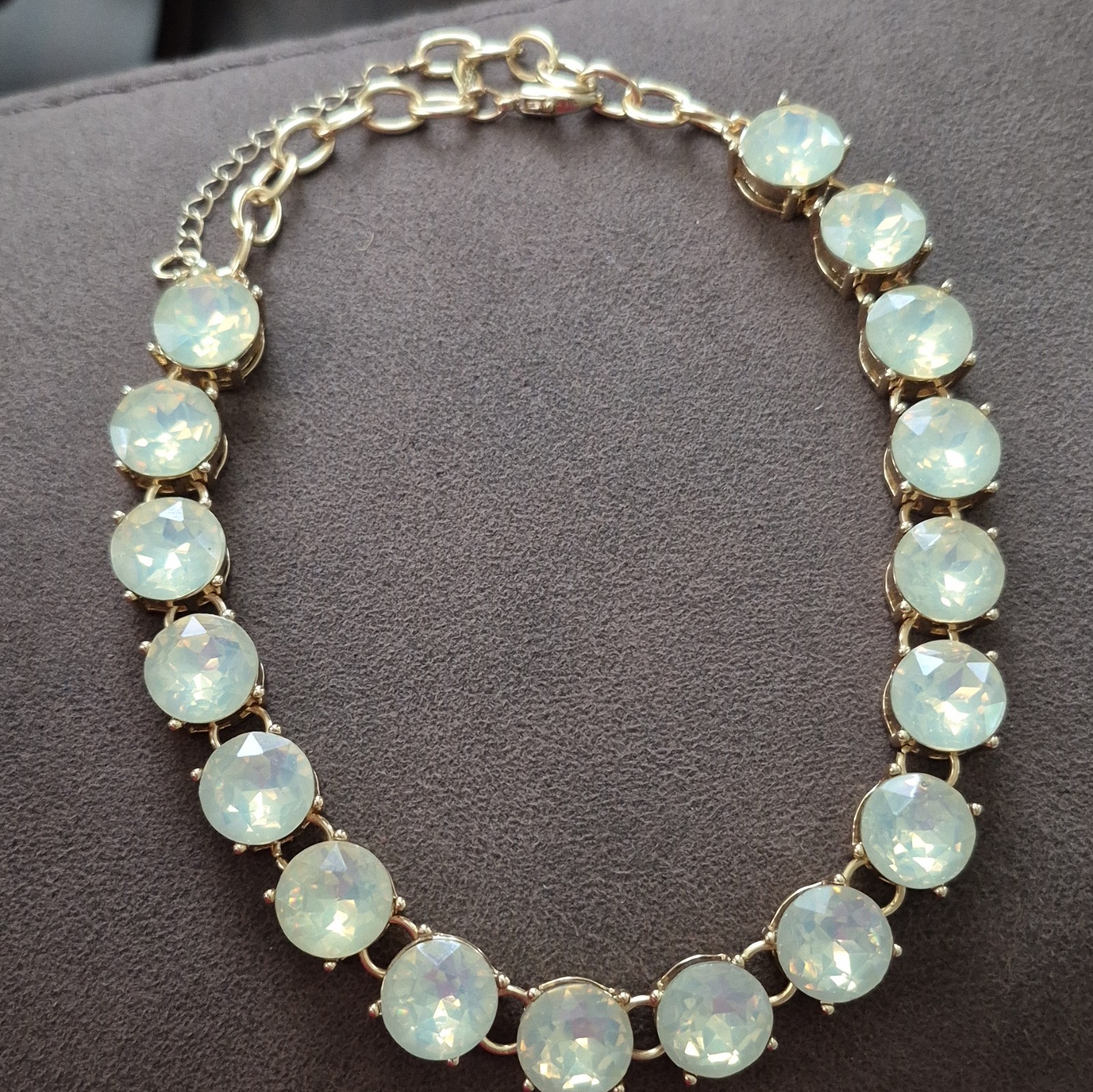 This item is a vintage Express gold-tone collet-style collar necklace featuring gallery