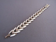 VINTAGE CORO GOLD TONE MANILLA ENAMEL FOXTAIL V CHAIN TENNIS BRACELET