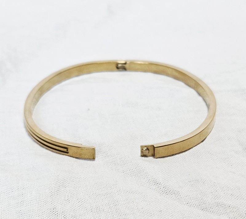 Gold Tone Hinged Bangle Bracelet With 7 Clear Crystals J15-3662 gallery