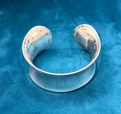 Laundry Shelli Segal Cuff Bracelet Silver Tone Curved Contemporary Open 7″ READ