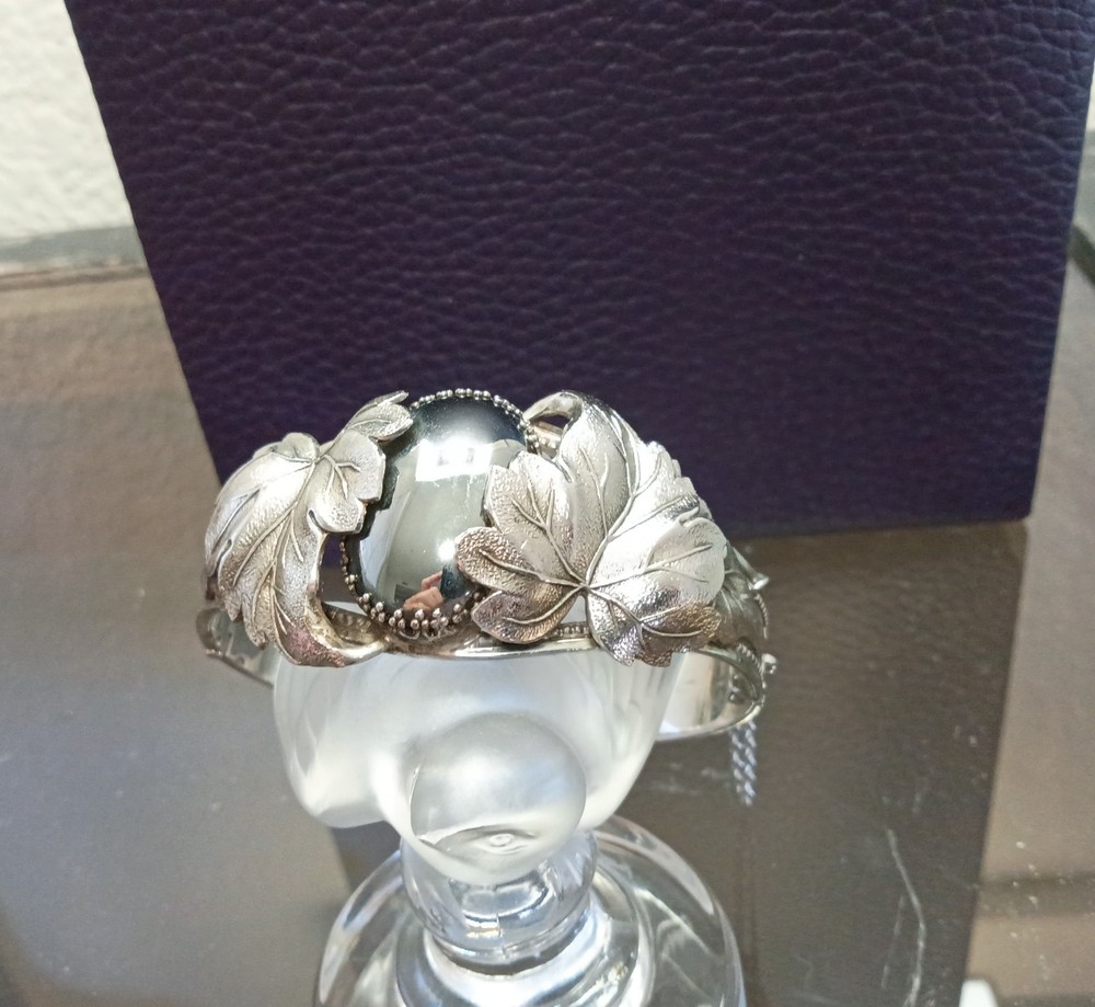 Pre loved Whiting & Davis Hinged Bracelet Silver Tone Leaf Design Hematite Stone