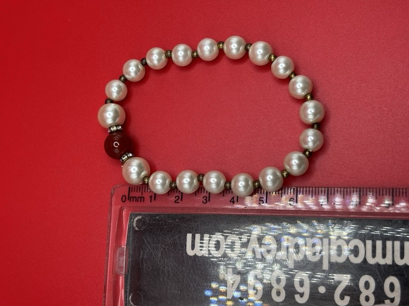 White Faux Pearl Beaded Stretch Bracelet Red Bead Accents No Clasp gallery