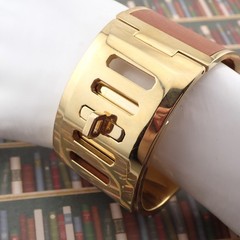 Michael Kors Gold Tone Cognac Brown Leather Turn Lock 6 3/4″ Hinged Bangle