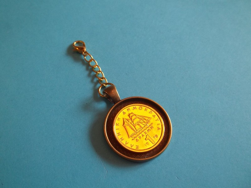 ONE (1) DRACHMA COIN - GREECE BRONZE CASED HANDBAG PENDANT /CHARM - 1976 to 1986 gallery