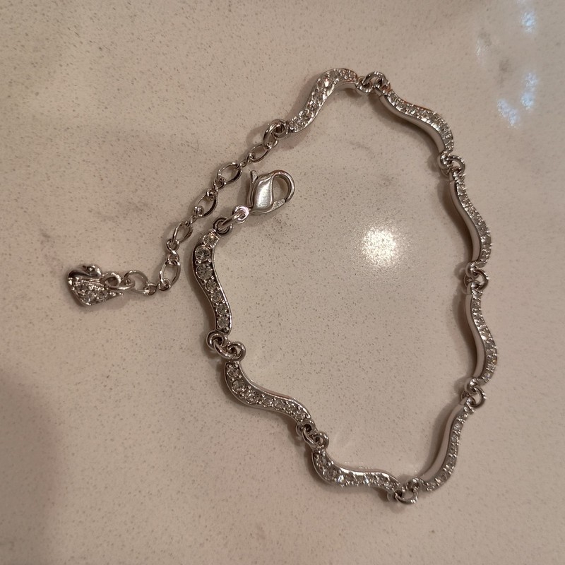 Never Worn Swarovski Wave Link Silver Tone Sparkle Bracelet 7 in. to 8 1/2 in. gallery