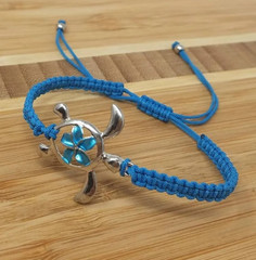 Sea Turtle Bracelet – Handmade Macrame Charm Jewelry | Adjustable in Blue, Pink