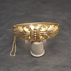 Vintage WHITING & DAVIS Co. Leave Design Bangle Bracelet Gold Tone. 17.521