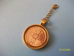 BRONZE CENTAVO COIN – PORTUGAL – GOLD CASED PENDANT / CHARM – 1969 to 1979