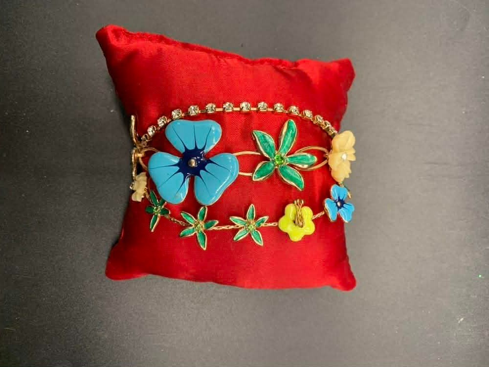 EUC Betsey Johnson Gold Tone Rhinestone & Enamel Floral Bracelet