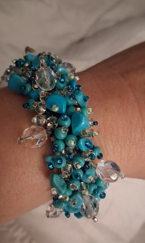 VINTAGE Howlite Stone Sea Bead Glass Bracelet Estate Magnetic Closure Statement gallery