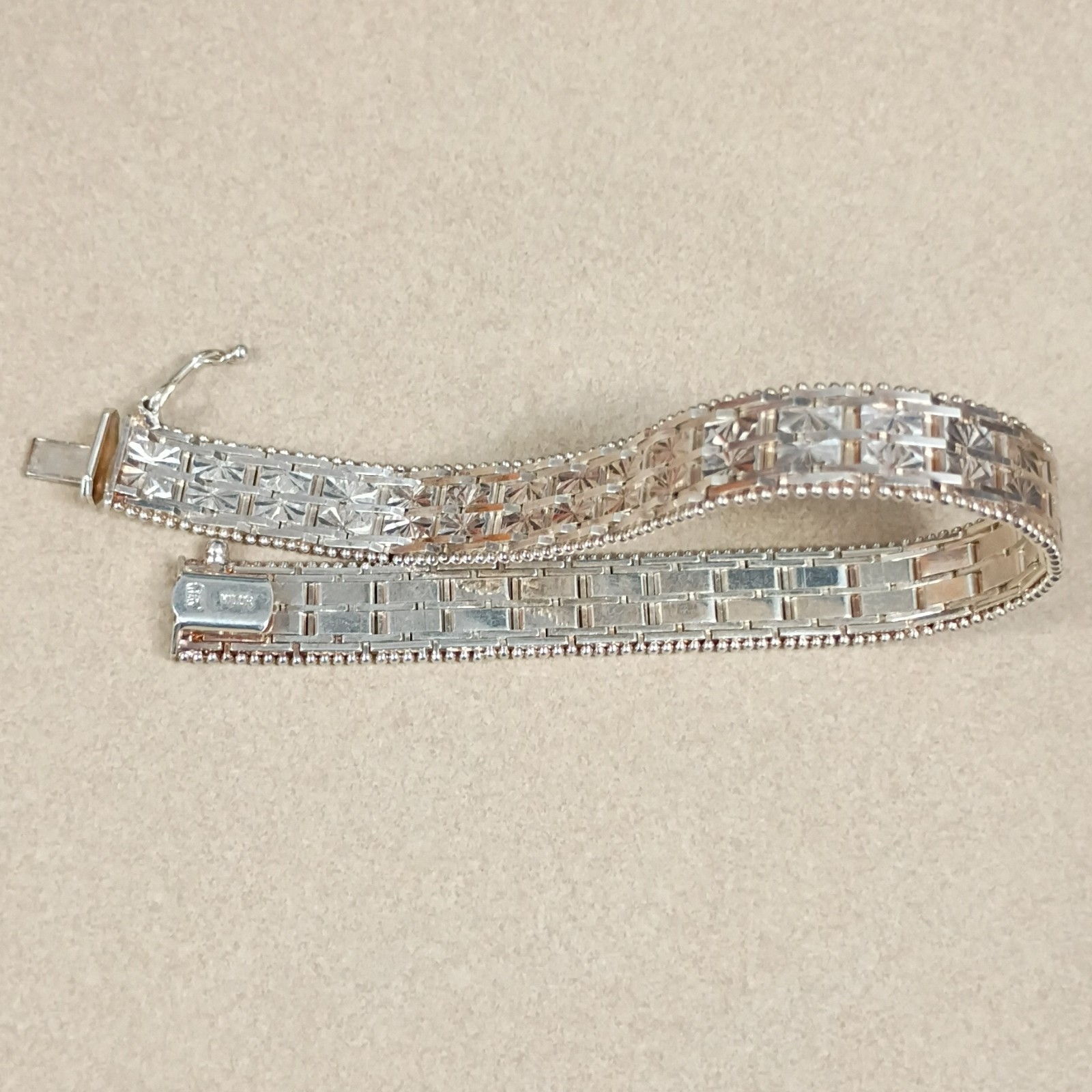Silver Tone Metal Chain Style Link Bracelet with Box Clasp gallery
