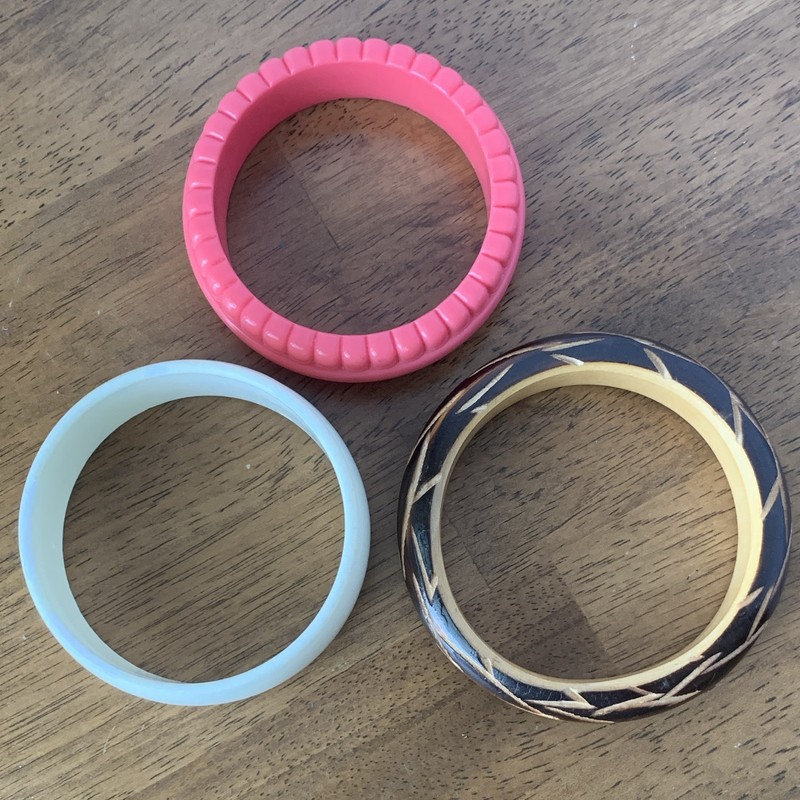 Lot of 3 Plastic Round Bangle Bracelets Multicolor Pink White Brown No Stone gallery
