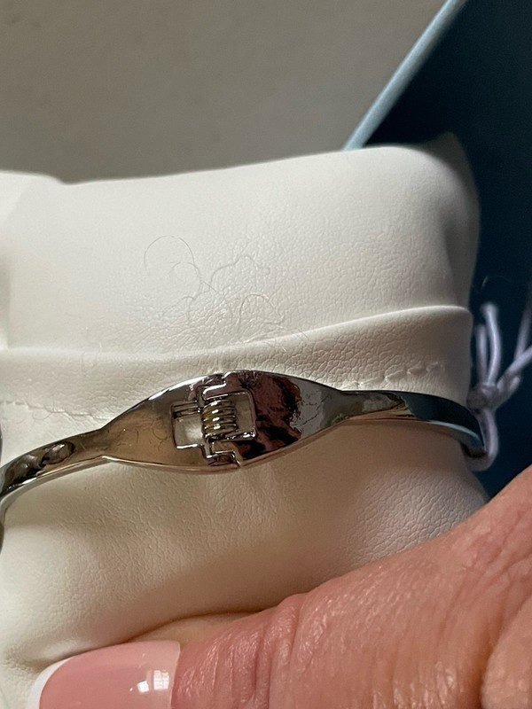 ATTERRI WOMAN OWNED LUCKY CLOVER OPEN BANGLE BRACELET IN SILVER/ WHITE 7,5” gallery