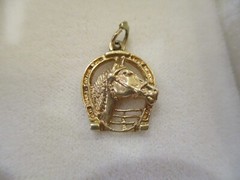 14K YELLOW GOLD HORSE HEAD INSIDE LUCKY HORSESHOE 1.79g
