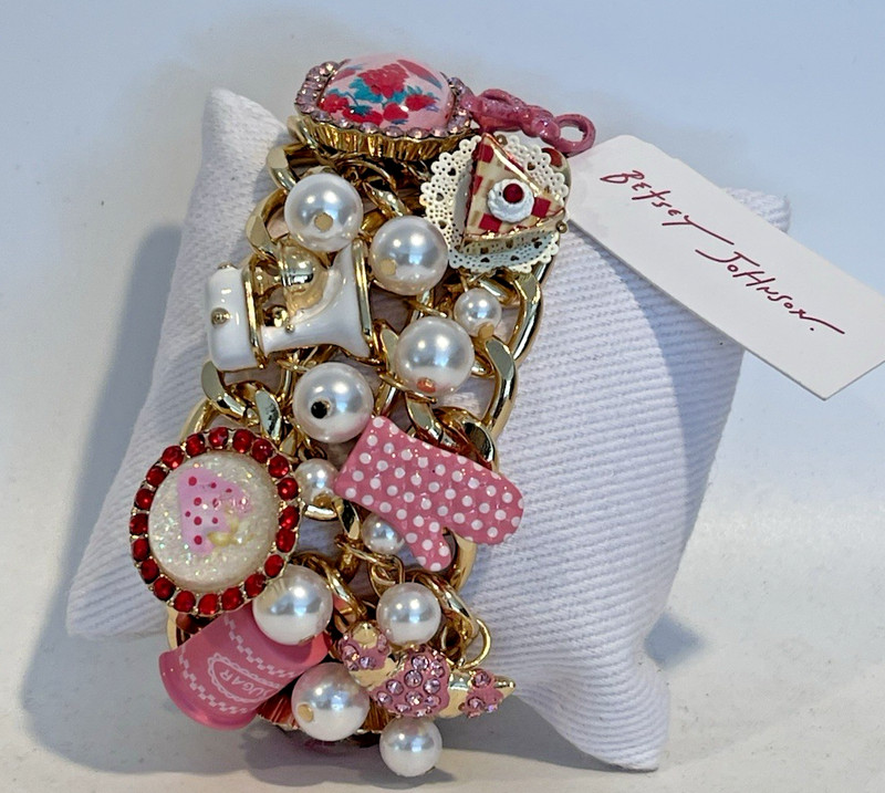 Gorgeous Betsey Johnson Baking Cluster Toggle Bracelet Gold Tone Faux Pearls NEW gallery