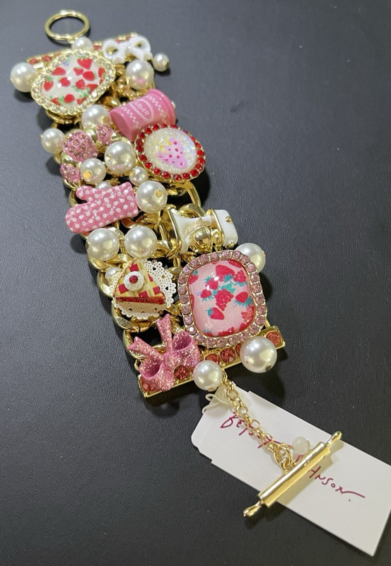 Gorgeous Betsey Johnson Baking Cluster Toggle Bracelet Gold Tone Faux Pearls NEW gallery