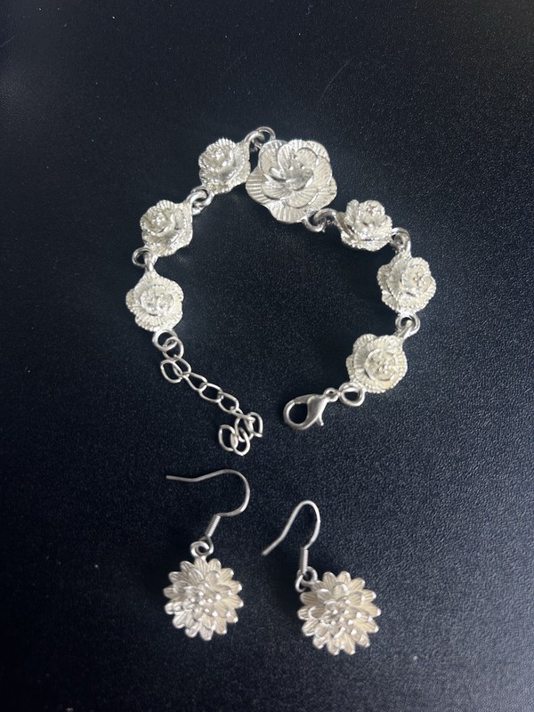 Silver Tone Adjustable Cable Link Bracelet Flower Dangle Charm plus earrings set gallery