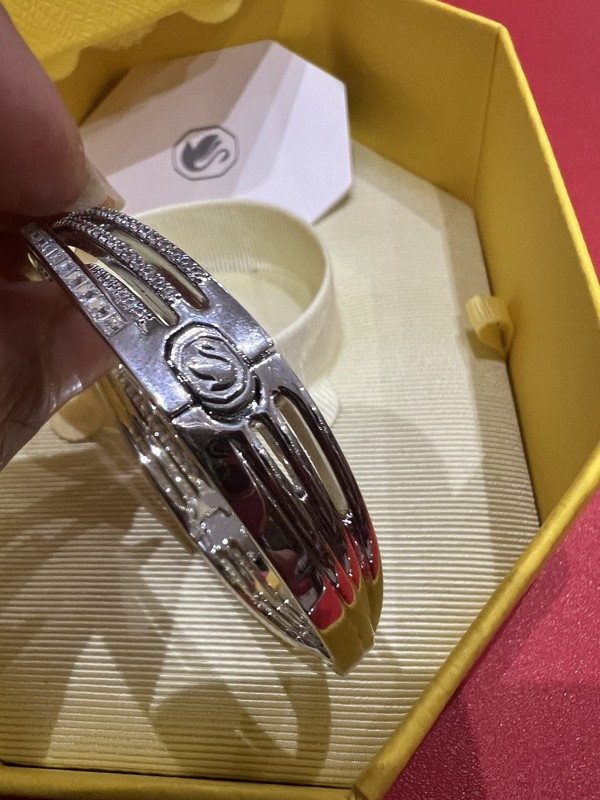 Swarovski 5665326 Rhodium Plated Hyperbola Green Bracelet Size L New Genuine💕❤️ gallery