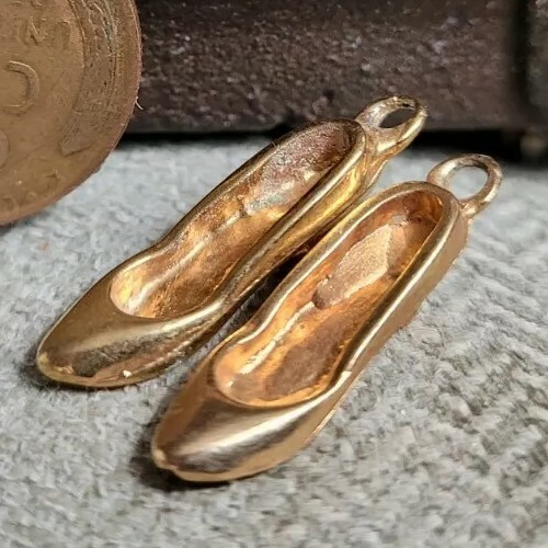 Vintage metal PAIR OF WOMENS SHOES HEELS charms prizes jewelry gallery