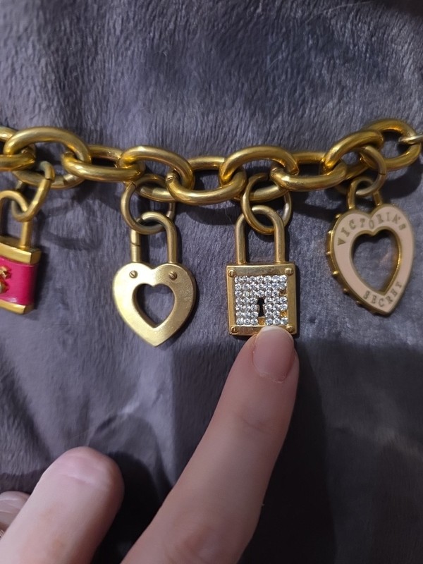 Victoria's Secret Y2K Chunky Gold Heart Charm Bracelet Vintage Enamel Logo gallery