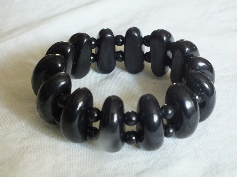 Beautiful Stretch Bracelet Black Plastic 1 1/8 Inch Wide NICE