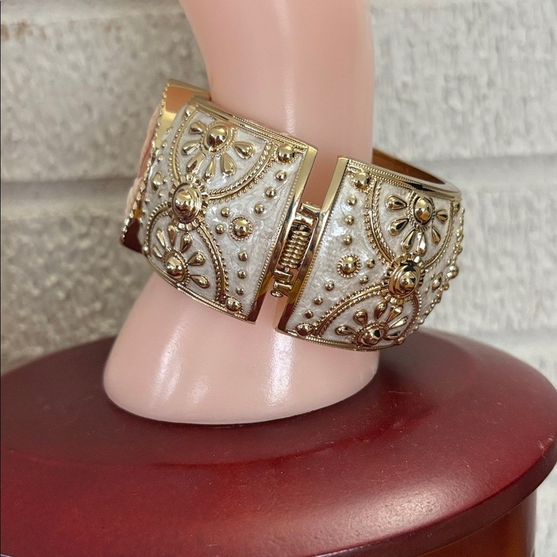 Amedeo Cameo Bold Cuff Clamp Bracelet Bangle Hinged Gold Tone Cream Enamel EUC gallery