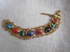 Multicolor resin Cabachon/gold tone Link bracelet. FE24-46