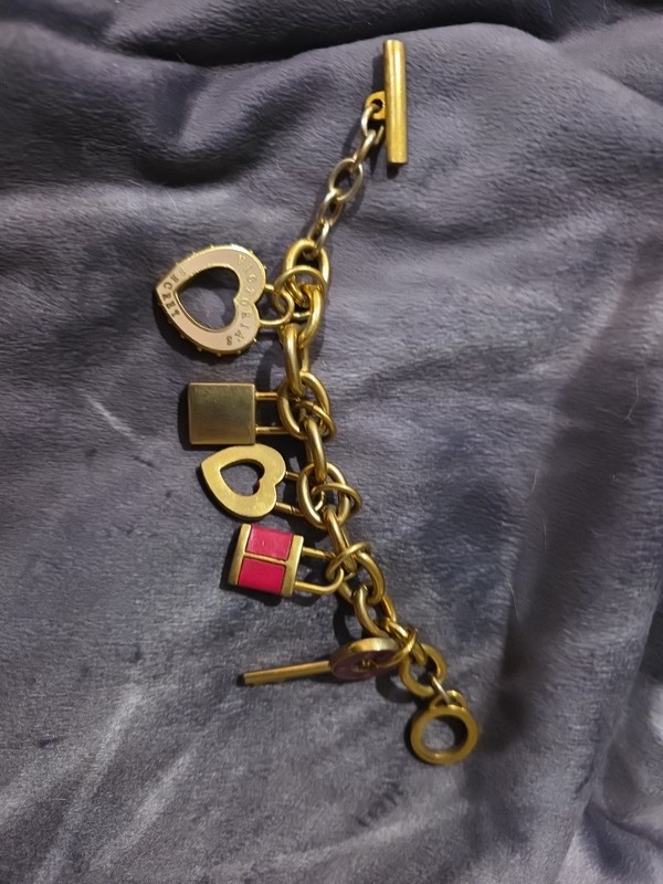 Victoria's Secret Y2K Chunky Gold Heart Charm Bracelet Vintage Enamel Logo gallery