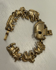 Gold Tone Animal & Insect Dangle Charm Link Chain Bracelet Metal Box Clasp