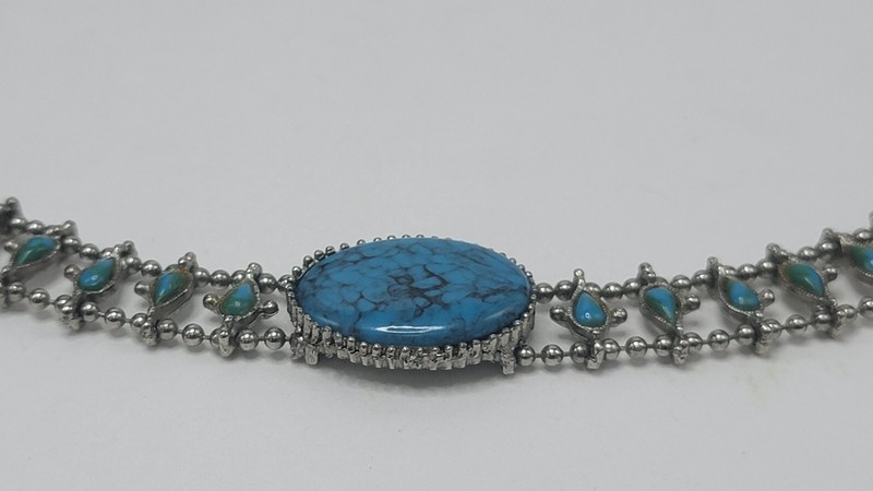 Contemporary Silvertone Link Bracelet Faux Turquoise Colored Oval Cobachon gallery