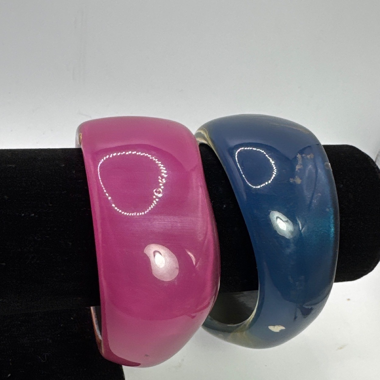 Vintage Chunky Resin Bangle Bracelet Set Navy Blue Magenta Pink Glossy Wide 2pc gallery