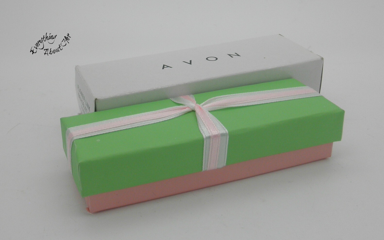 AVON Flower Link Bracelet in Pastel Signature Box gallery