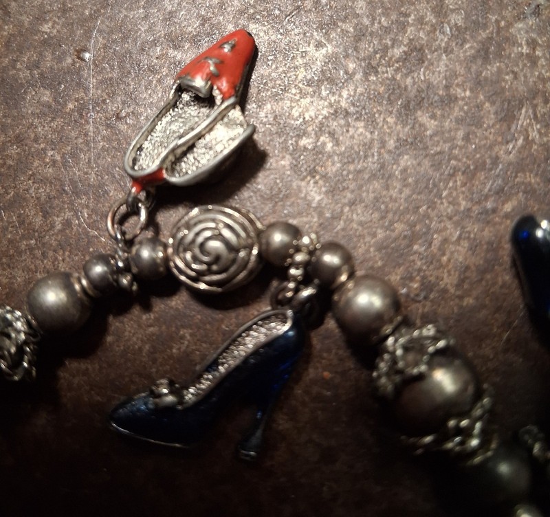 Charm Bracelet Silver Tone High Heel Shoe Stretch Enamel Red Black OSFA Bead gallery
