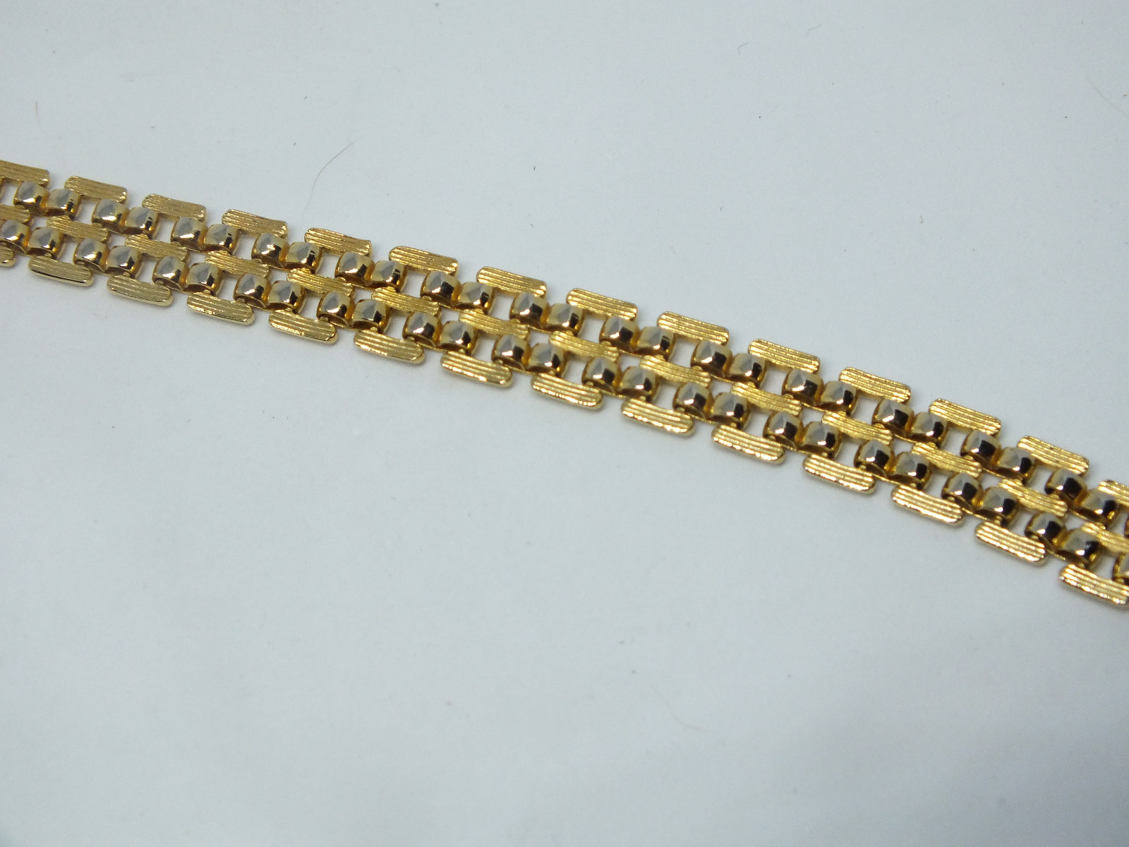 Beautiful Clasp Bracelet Gold Tone Links 3/8" W x 7 1/4" Lg NICE gallery