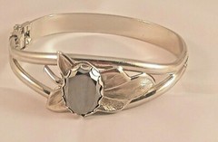 Hinged Bracelet with Beautiful Silver Leaf and Black Stone Silver Toned