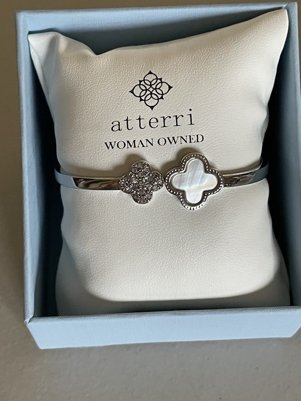 ATTERRI WOMAN OWNED LUCKY CLOVER OPEN BANGLE BRACELET IN SILVER/ WHITE 7,5” gallery