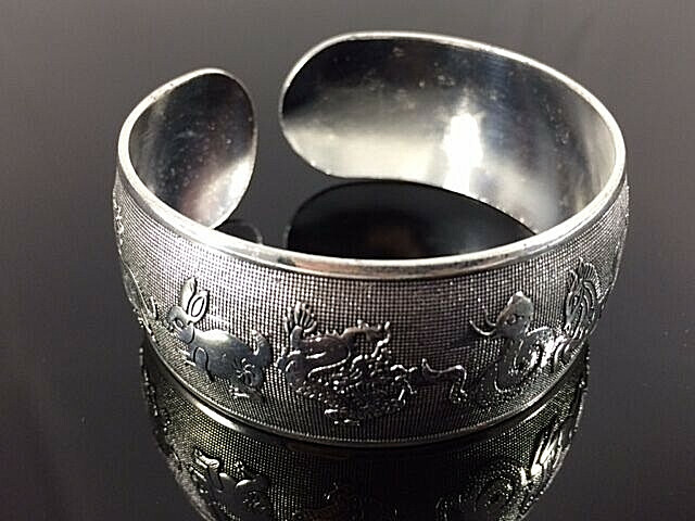 Rounded Animal Pattern Bangle Silver Plated
