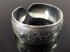 Rounded Animal Pattern Bangle Silver Plated