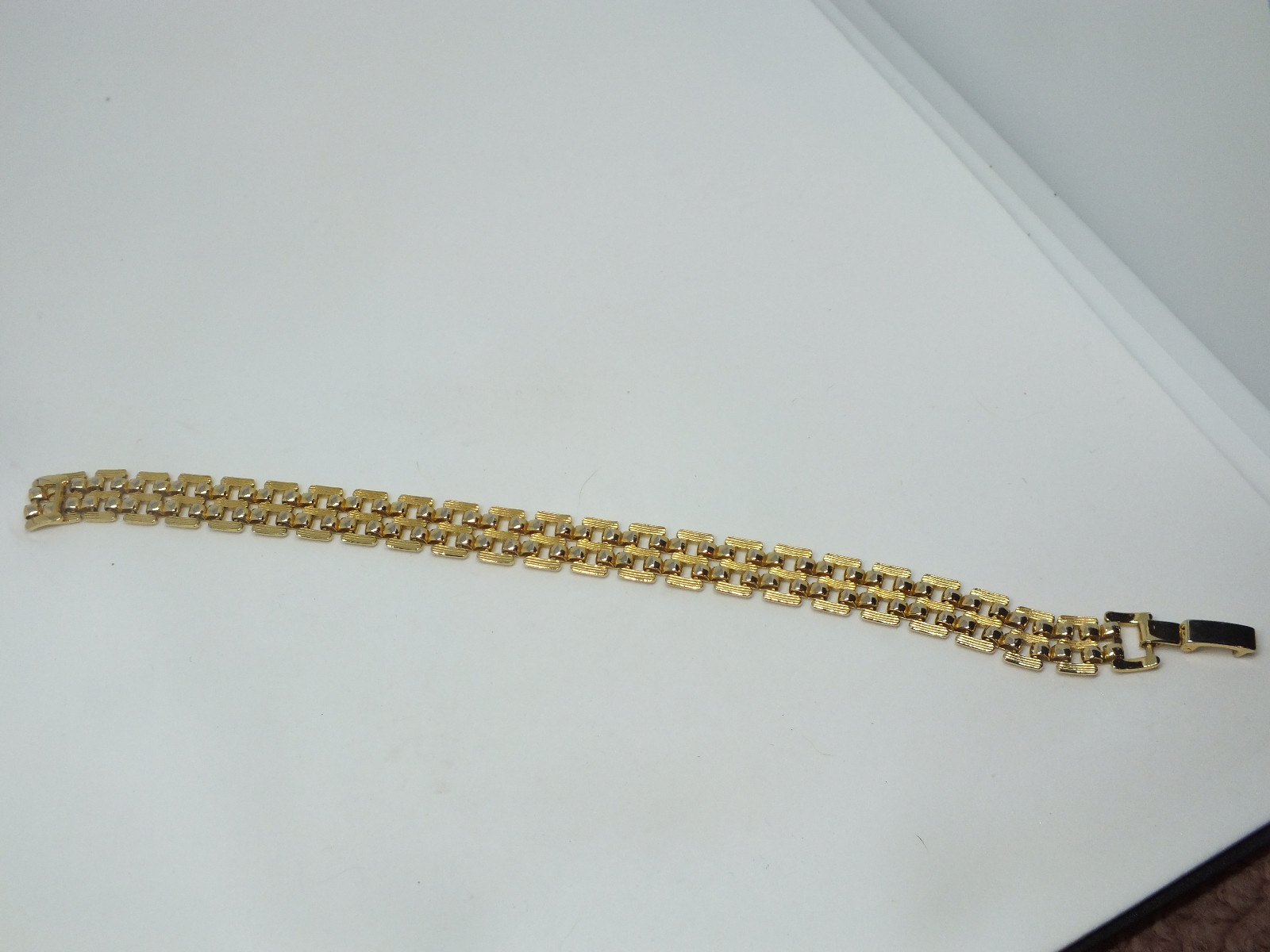 Beautiful Clasp Bracelet Gold Tone Links 3/8" W x 7 1/4" Lg NICE gallery