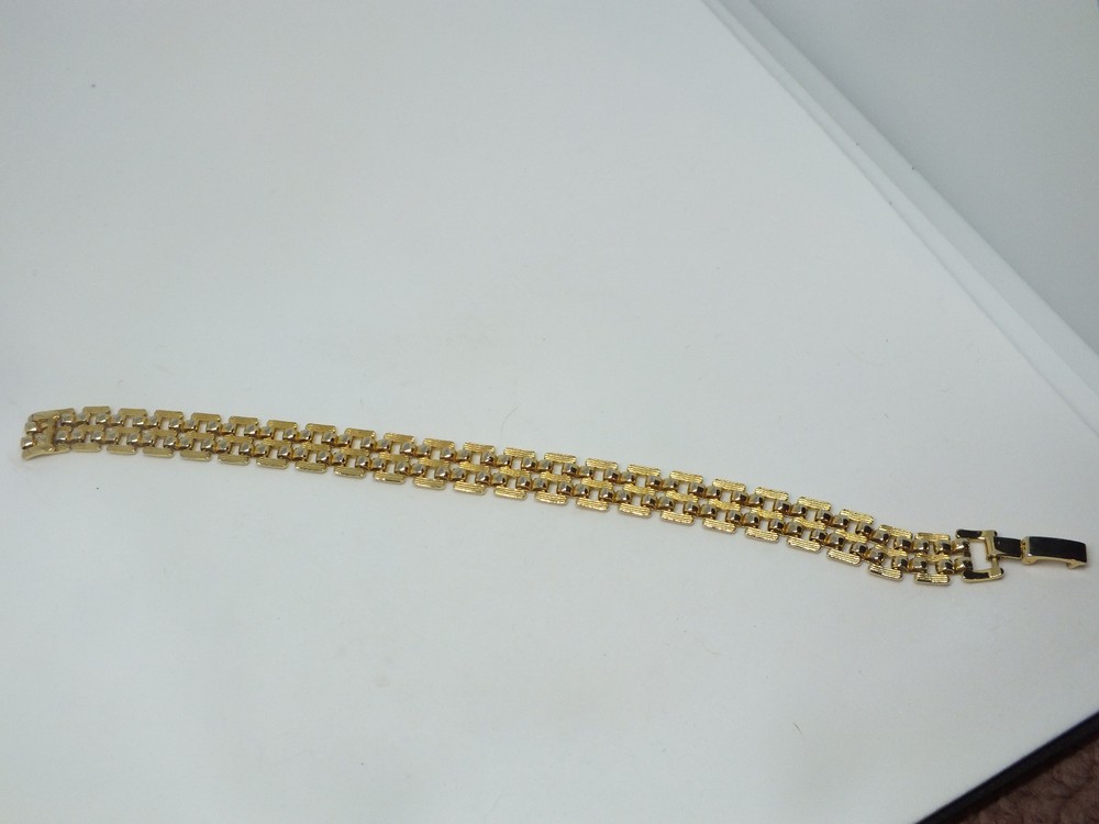 Beautiful Clasp Bracelet Gold Tone Links 3/8" W x 7 1/4" Lg NICE