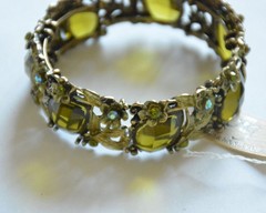Green Gemstone Clasp Bracelet / Approx. 7″ / Antique Gold-Tone / Victorian Look