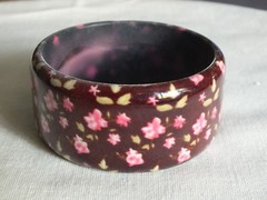 Beautiful Bangle Bracelet Plum Pink Flowers 1 3/8″ Wide x 2 5/8″ Across NICE