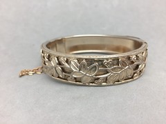 Gold Tone Hinged Cuff Bracelet 5/8″ Floral Leaf Motif Relief 7″ Oval Vintage