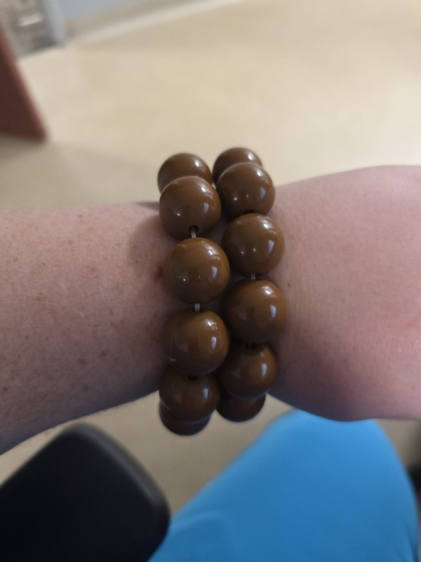 Set Of 6 Vtg Brown Cream And Black Chunky Beaded Stretch Bracelets gallery