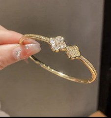 18k Gold Tone Clover White Crystal Bangle Bracelet Metal Crystal Clear Stones