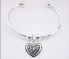 DESIGNER INSPIRED 6 in to 8 in SILVER ENAMEL HEART CHARM WIRE CUFF BRACELET NEW