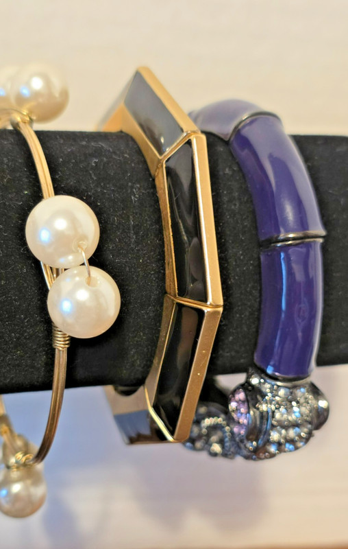 CHICOS BRACLETS AND OTHER BRACELTS LOT gallery