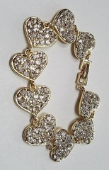 BEAUTIFUL HEARTS SPARKLING WHITE CLUSTER STONES WOMENS GOLD CHARM BRACELET New